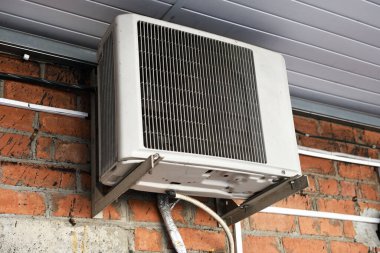Binanın dışında klima var. Havalandırma sistemi evde. İklim ekipmanları. Klimaların kurulumu ve bakımı. Odada elverişli bir mikroiklim yaratmak..