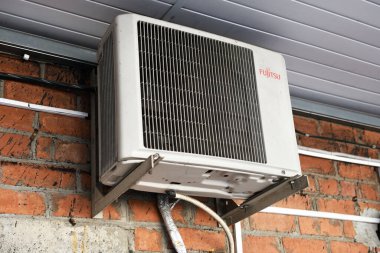 MINSK BELARUS-22.04.2020: Binanın dışındaki Klima FUJITSU.Air Kliması.