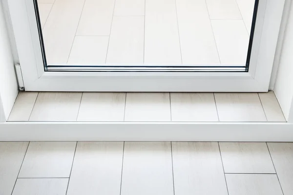 地板是由瓷砖和花岗岩制成的 仿制一块木板 将楼层与阳台的门槛连接起来 在门槛附近有一个白色的Mdf边缘板 — 图库照片