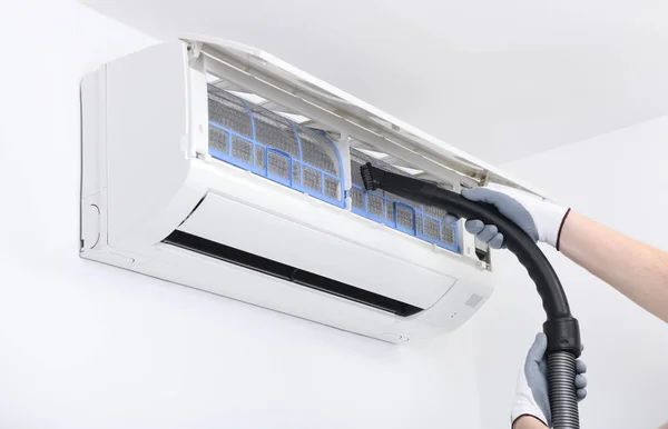 Ein Arbeiter Benutzt Einen Staubsauger Die Klimaanlage Reinigen Klimaanlage Eine — Stockfoto