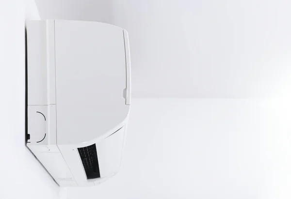 Légkondicionáló Rendszer Fehér Faliszekrényen Légkondícionáló Fehér Légkondicionáló Van Telepítve Egy — Stock Fotó