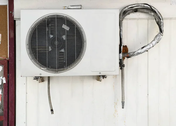 Condicionado Fora Edifício Sistema Ventilação Casa Equipamento Climático Instalação Manutenção — Fotografia de Stock