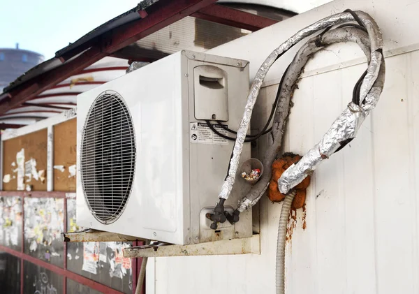 Airconditioning Buiten Het Gebouw Luchtventilatiesysteem Het Huis Klimaatapparatuur Installatie Onderhoud — Stockfoto