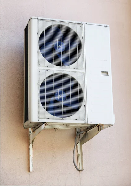 Klimatizace Před Budovou Ventilační Systém Domě Klimatické Vybavení Instalace Údržba — Stock fotografie