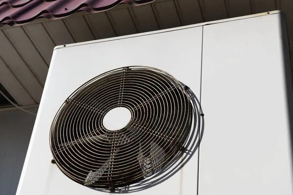 Klimatizace Před Budovou Ventilační Systém Domě Klimatické Vybavení Instalace Údržba — Stock fotografie