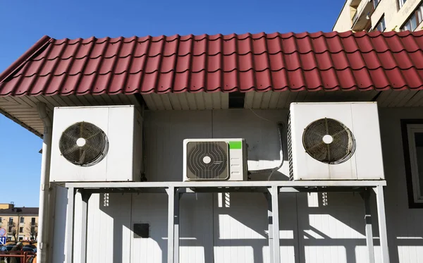 Klimatizace Před Budovou Ventilační Systém Domě Klimatické Vybavení Instalace Údržba — Stock fotografie