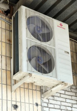 Warszawa, Polonya-12.04.2020: Binanın duvarına DANTEX klima sistemi kurulmuştur..