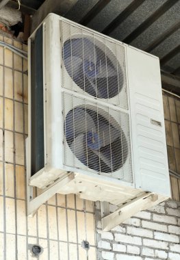 Binanın duvarında havalandırma sistemi var. Yakınlarda klimalar var..