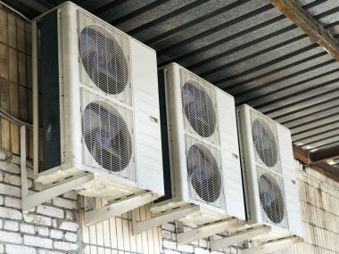 Binanın duvarında havalandırma sistemi var. Yakınlarda klimalar var..