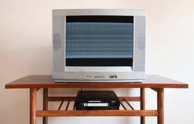 MINSK BELARUS-04 / 20 / 2020: HORIZONT TV ve AKAI VCR. Duvar kağıdının arka planında VCR olan eski gümüş renkli televizyon. Video kasedi PANASONIC.Screen gürültüsü.