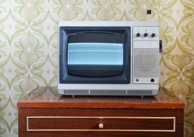 Duvar kağıdının arka planında eski bir televizyon. Ekrandaki ses..