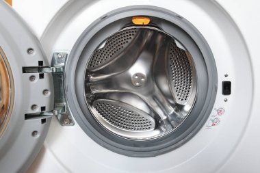 Çamaşır makinesi fıçısı kuru ve temiz yakın çekim. Kurutma makinesi davulun içinde.