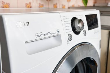 MINSK BELARUS-26.04.2020: Çamaşır makinesi LG F12A8HD 7 kg. Çamaşır makinesinin kontrol paneli..