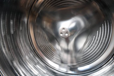 Dönen Arap çamaşır makinesi kuru ve temiz yakın plan. Çamaşır Kurutma Makinesi bir davul görünümünde.