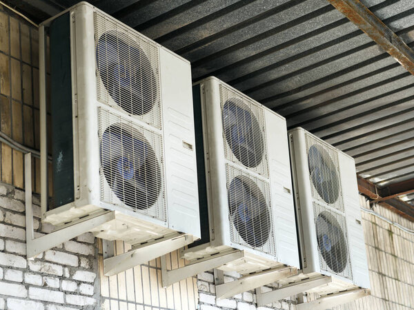 Рядом установлена система кондиционирования воздуха..