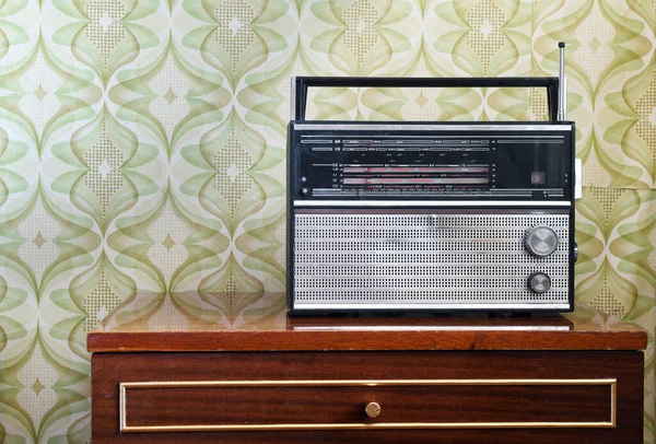 Radio Antique Sur Tribune Chambre Sur Fond Papier Peint Vintage — Photo