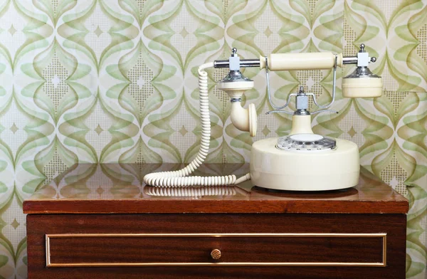Старый Телефон Постаменте Фоне Обоев — стоковое фото