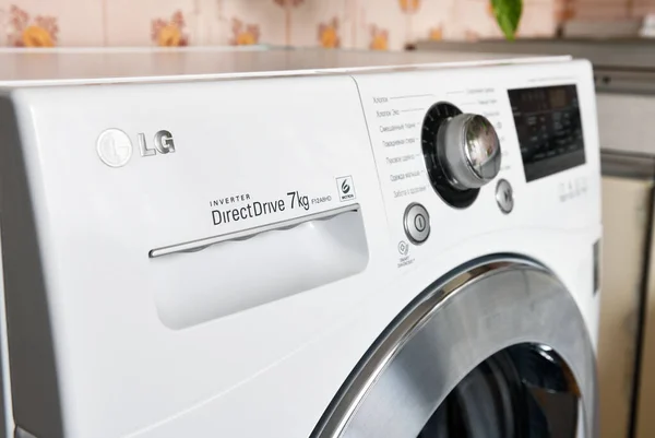 MINSK BELARUS-26.04.2020: Çamaşır makinesi LG F12A8HD 7 kg. Çamaşır makinesinin kontrol paneli..