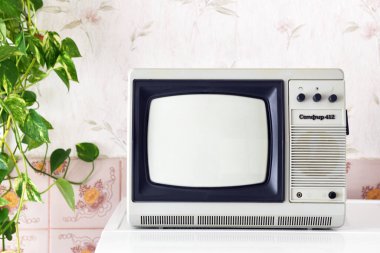 MINSK BELARUS-22.04.2020: Siyah-beyaz televizyon Sapphire-23TB-307 / D, Ryazan Televizyon Santrali tarafından 1990 yılından bu yana duvar kağıdının arka planına dayanan bir kaideyle yapılmıştır..