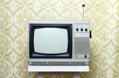 Odada antika duvar kağıtlı retro televizyon