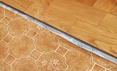 Dikiş, parke ve muşamba arasında geçiş. Kalitesiz iş. Odalar arası geçiş..