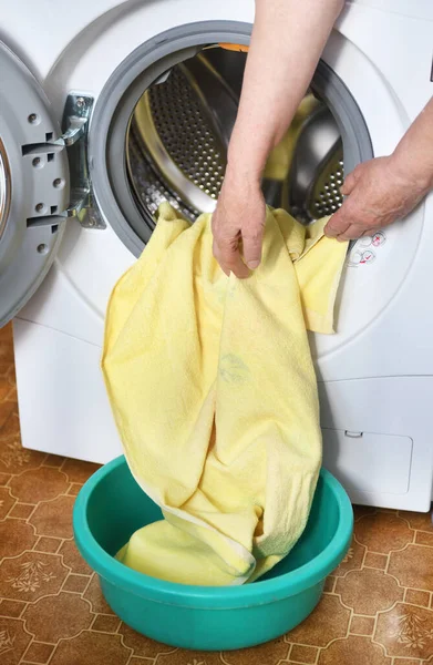 Bir Kadın Çamaşır Makinesinden Temiz Giysiler Çıkarır — Stok fotoğraf