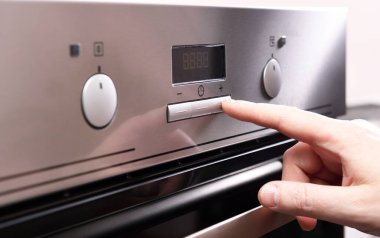 Fırının kontrol panelindeki erkek parmak düğmesine bas. Elektrikli fırının kontrol paneli..