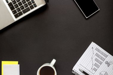 ofis büro dizüstü bilgisayar, akıllı telefon ve defter Üstten Görünüm