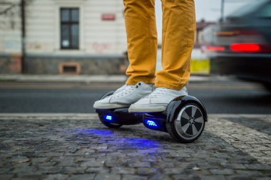 adam araba bırakarak arka planı hoverboard kullanıyor