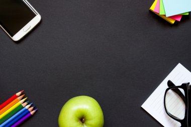 Cep telefonu, apple ve masanın üstüne Kırtasiye