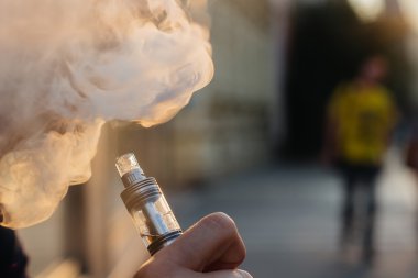 vape veya arka planı elektronik sigara kullanan adam