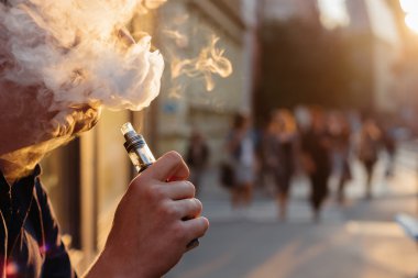 vape veya arka planı elektronik sigara kullanan adam