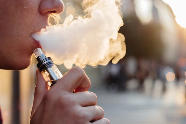 vape veya arka planı elektronik sigara kullanan adam