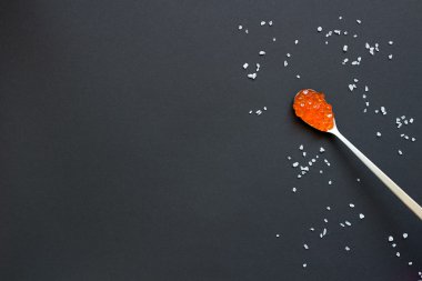 Siyah tablo kaşık kırmızı havyar