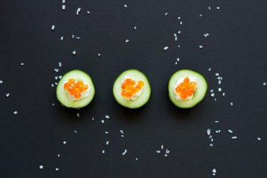 meze. Salatalık havyar ve bambu hasır üzerinde krem peynir ile