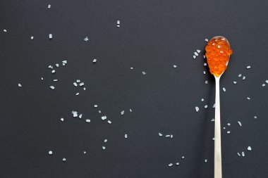 Siyah tablo kaşık kırmızı havyar