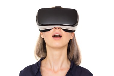 VR gözlük kullanan genç kadın