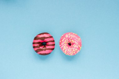 Mavi masada iki pembe çörek