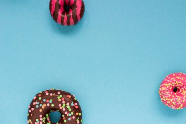 Mavi zemin üzerine tatlı çörek.