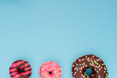 Mavi zemin üzerine tatlı lezzetli börekler.