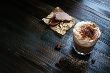 Çikolatalı gofret siyah masada sıcak çikolata