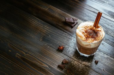 siyah masanın üzerine krem şanti ile sıcak çikolata