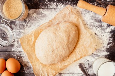 Fırın arka plan. Malzemeler hamur ahşap tablo ile pişirme