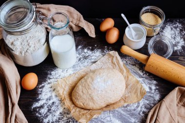 Malzemeler hamur ahşap tablo ile pişirme