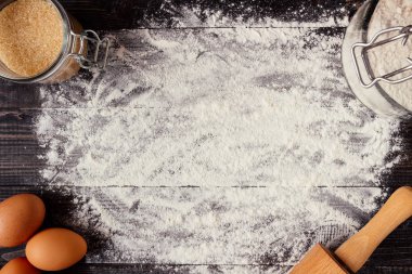 Fırın arka plan. Malzemeler ahşap masa üzerinde pişirme