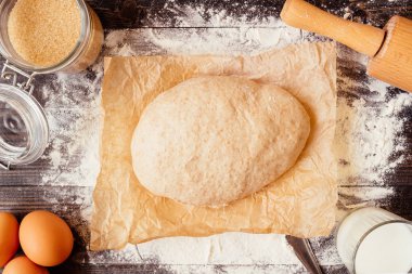 Fırın arka plan. Malzemeler hamur ahşap tablo ile pişirme