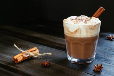 krema ve tarçın siyah masada sıcak çikolata