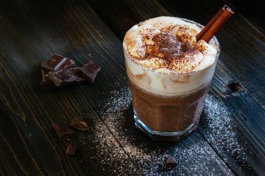 siyah masanın üzerine krem şanti ile sıcak çikolata