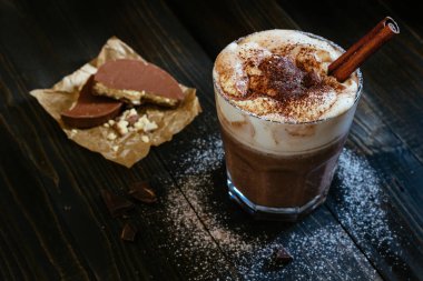 Çikolatalı gofret siyah masada sıcak çikolata