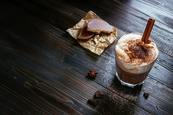 Hot chocolate with chocolate wafers on the black table — Stock Photo, Image